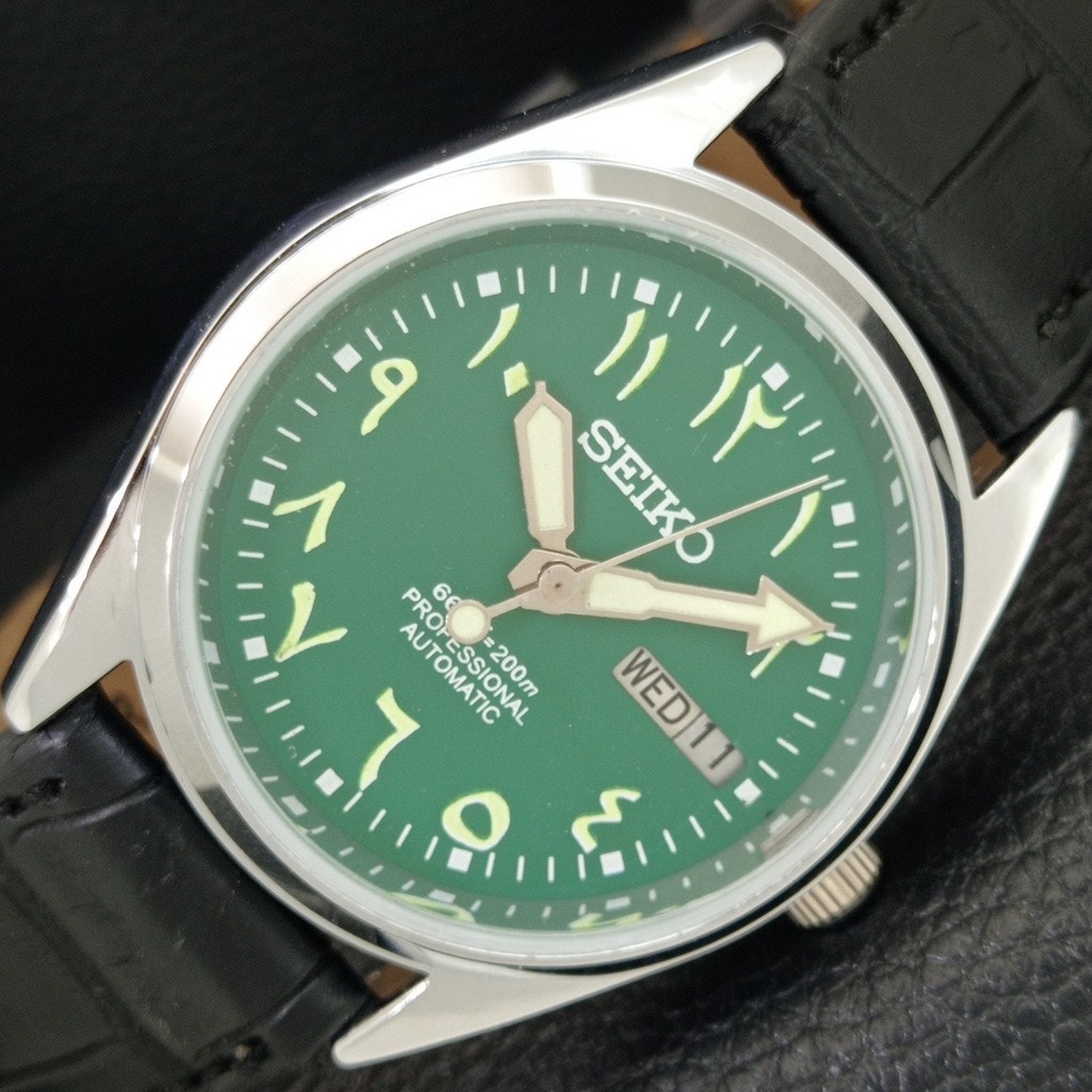 Vintage 1981 Seiko Automatic Mens Silver Watch WDaydate  White Accents